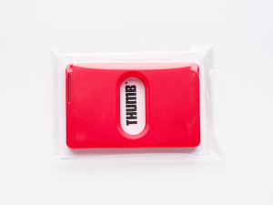runius-design-thumb-korthållare-röd